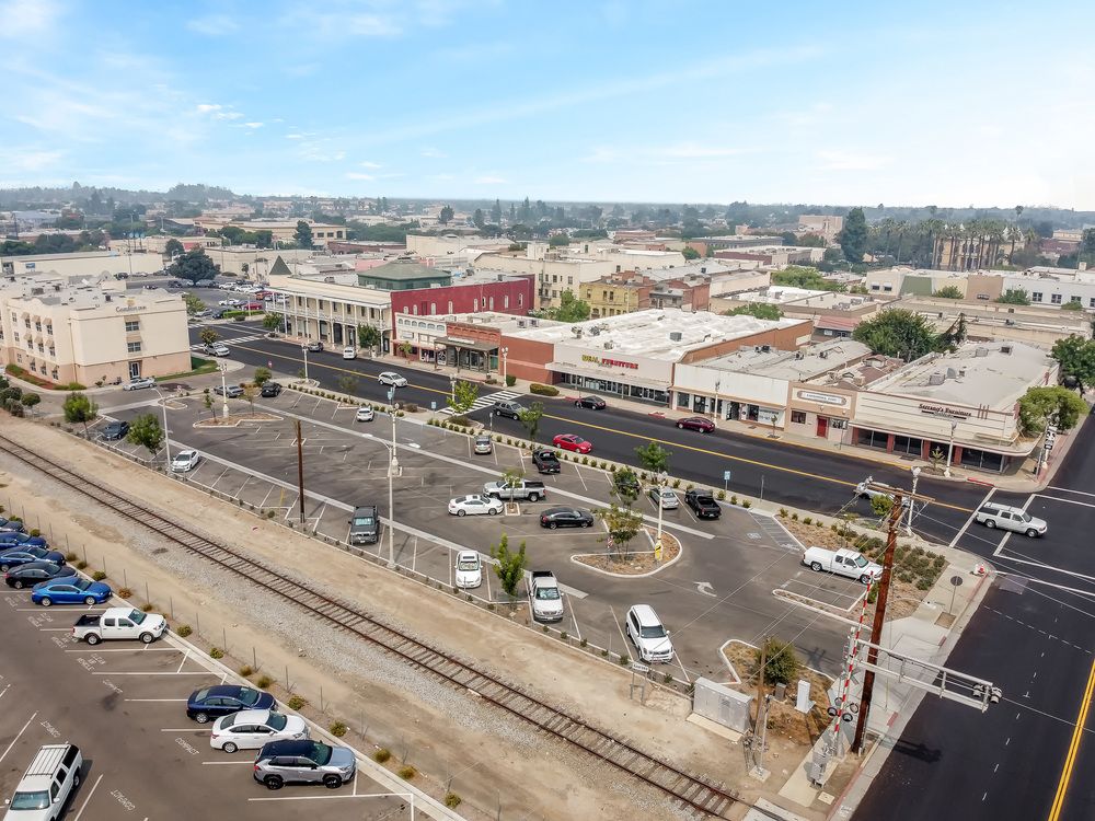 NNN Leased Retail Building - Ideal Furniture Gallery: 116 W 6th St, Hanford, CA 93230